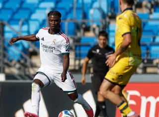 El francés Eduardo Camavinga (izq.) conduce el balón durante el partido. 