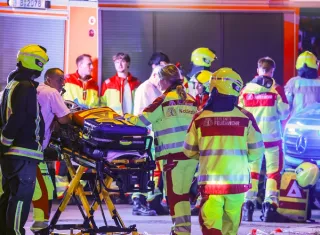 Agentes de policía y personal de seguridad trabajan cerca del lugar donde varias personas resultaron heridas durante un atropello múltiple en Berlín. Foto. EFE