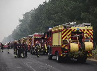 El incendio, que continúa activo, ha arrasado unas 32.700 hectáreas en Gironda y ha obligado a evacuar a unas 167.000 personas, según el balance más reciente, a las que se suman ahora unas 8.000 de las evacuaciones ordenadas esta noche. Foro. EFE