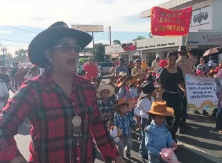 Durante la jornada, los niños lucieron con orgullo sus confecciones mientras recibían el aplauso de los asistentes, en un evento que fomenta la integración familiar y el rescate de las costumbres locales. Foto. Melquíades Vásquez