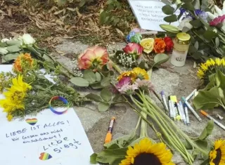 La población ha levantado un altar en el área de la tragedia. Foto. EFE