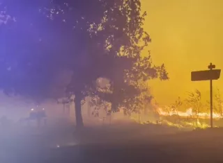 Un total de 75 bomberos han resultado heridos en las labores de extinción y se estima que 240 casas fueron destruidas.  Foto. EFE