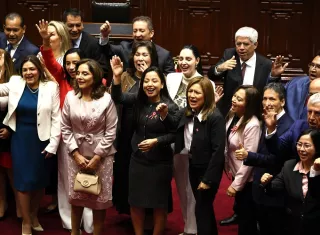 Los 60 senadores y los 130 diputados electos en las pasadas elecciones celebradas el 12 y 13 de abril juraron este viernes sus respectivos cargos para el periodo 2026-2031 que tendrá como presidenta a la derechista Keiko Fujimori, y heredera política del mandatario Alberto Fujimori (1990-2000).  Foto. EFE
