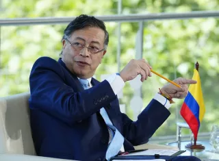 "Por soberbia, el presidente ilegítimo no quiere posesionarse en la plaza de Bolívar porque le remuerde en la conciencia ese libertador incómodo", añadió Gustavo Petro. Foto. EFE