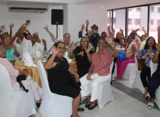  El Centro de Bienestar Maximino Sáez de la Caja de Seguro Social (CSS) celebró la Semana del Abuelo y la Abuela con un colorido convivio lleno de música, baile, reconocimientos y un reinado que llenó de emoción a los participantes. Fotos: Diamar Díaz
