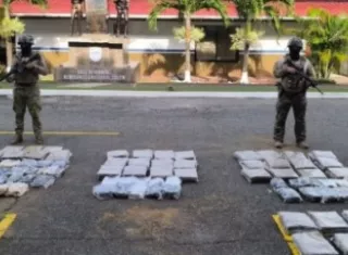La droga fue detectada en un caleto donde se encontraron cinco bultos que, al ser contabilizados, contenían 280 paquetes de presunta sustancia ilícita.