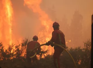 Están movilizadas un total de 18 aeronaves de distinto tipo para lanzar tanto agua como líquido retardante sobre la zona en llamas. Foto. EFE