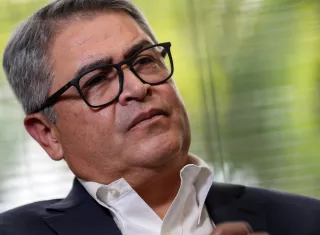 El exmandatario Juan Orlando Hernández pidió el domingo, ante una masa de seguidores que fueron a recibirlo, que el proceso judicial que enfrentará en Honduras no sea politizado y que se aplique "la ley como corresponde". Foto. EFE