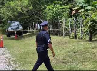 Moradores del área relataron que escucharon al menos dos detonaciones. Tras el ataque, los homicidas se llevaron el vehículo del productor y huyeron del lugar.