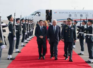 A su llegada a la capital peruana, Mulino fue recibido con honores por el ministro de Producción de Perú, César Quispe.