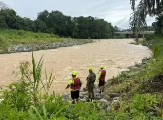 La menor se encontraba compartiendo con familiares cerca del afluente cuando desapareció en el agua por causas que ahora investigan las autoridades.