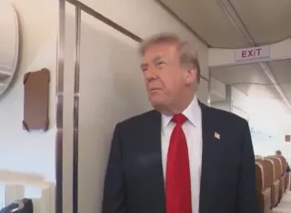 El presidente de Estados Unidos, Donald Trump, aseguró este lunes que "nadie" puede dictarle qué armamento debe vender a otros países. Foto. EFE