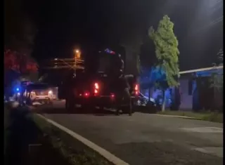 Los policías llegaron al lugar de la casa donde se celebraba el quinceaños. 