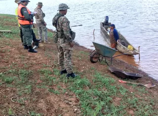 La intervención se realizó en los límites del área protegida, donde las autoridades mantenían indicios de que se desarrollaban actividades de minería ilegal.
