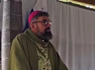 Monseñor Manuel Ochogavía, advirtió que no puede justificarse el desarrollo sacrificando la vida, la cultura y la dignidad de las familias campesinas. Foto. Cortesía