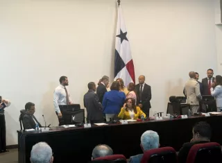 A través de su cuenta de X, Vásquez calificó la situación como "inaceptable" y solicitó al jefe de bancada, Jorge González, convocar una reunión para analizar el caso.