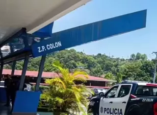 El joven estudiantes llegó en un taxi al hospital.