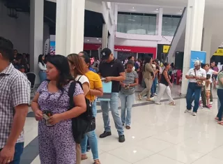 El director general del IFARHU, Carlos Godoy, indicó que los fondos deben emplearse en la compra de útiles escolares, uniformes, medicamentos, alimentos y otros artículos esenciales. Foto. Melquíades Vásquez