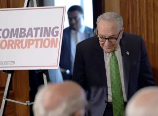 El líder de la mayoría demócrata en el Senado de Estados Unidos, Chuck Schumer,  afirmó que lamentó que "las mismas prácticas de corrupción que Trump está utilizando para embolsarse miles de millones de dólares también están provocando que los estadounidenses paguen, en promedio, 3.100 dólares adicionales al año debido al aumento en el costo de vida". Foto. EFE