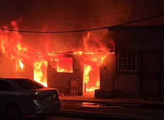 Unas 30 unidades bomberiles trabajaron en la emergencia y lograron controlar las llamas cerca de las 10:45 p.m.