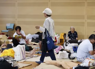- Personas buscan alimentos y agua en zonas afectadas por el terremoto de Kumamoto, Japón. Foto. EFE