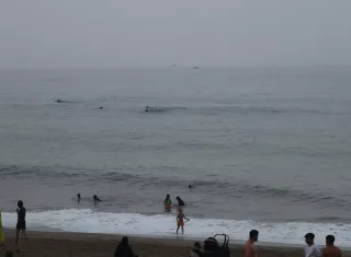 Decenas de jóvenes se lanzaron al agua, dejaron sus zapatillas en la arena y avanzaron en dirección a Ceuta, a unos 3 kilómetros a nado en línea recta, sin que los servicios de seguridad marroquíes lo impidieran.  Foto. EFE