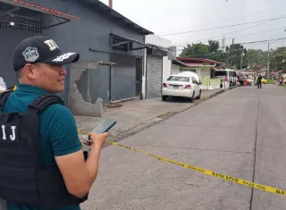 El cuerpo de "Sami" quedó tendido en el pavimiento. Foto: Alexander Santamaría