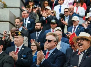 "Ya hemos retirado a más de 24.000 personas que no hablan inglés de las carreteras", declaró en un discurso en la Casa Blanca, acompañado de altos cargos de su Administración y de la industria del transporte. @Whitehouse