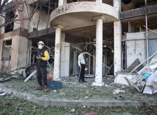 Personas inspeccionan el lugar donde ocurrió un atentado terrorista este sábado, en Cúcuta (Colombia).  Foto: EFE 