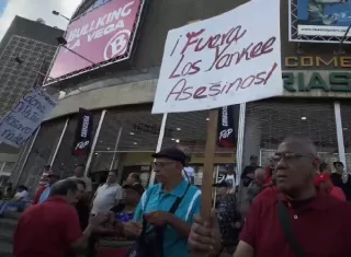  Un grupo de chavistas protestó este sábado en una zona de Caracas contra el diálogo impulsado por Estados Unidos que comienza hoy entre el oficialismo y un sector opositor y contra la que denunciaron como una "injerencia" de Washington en Venezuela. Foto. EFE