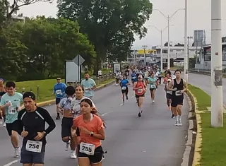 Desde las 6:00 de la mañana, niños, jóvenes, adultos mayores y corredores de élite recorrieron las rutas de 5 y 1 kilómetro,