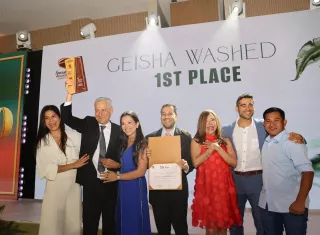 Los integrantes de Lamastus Family Estate posan tras ganar el primer lugar de Geisha Lavado con un café geisha caracterizado por ser "muy floral y muy dulce" en la competencia anual Best of Panama (BOP) este sábado, en Boquete (Panamá). EFE
