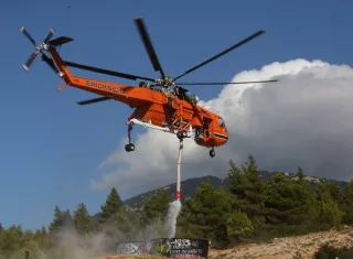 Los dos aparatos habían sido alquilados por el Cuerpo de Bomberos y habían despegado del aeropuerto militar de Elefsina, pero no se ha informado aún de si los tripulantes griegos eran miembros de las Fuerzas Aéreas, que suelen pilotar aeronaves de extinción. Foto. EFE