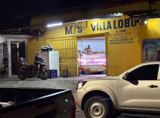 Llegó en moto al minisúper a comprar y se encontró con la muerte