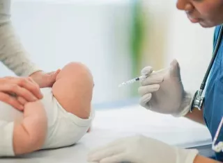La nueva estrategia beneficiará inicialmente a los bebés cuyas madres no recibieron la vacuna contra el VRS durante el embarazo.