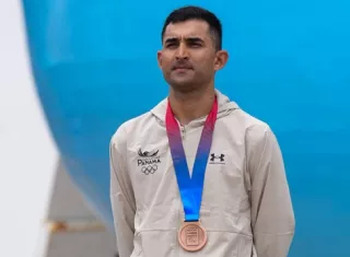 El ciclista panameño Roberto González con su medalla lograda. Foto: COP