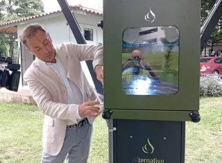 La fuente, instalada con el apoyo de la empresa Alternative Water, Corp., produce agua de forma gratuita mediante un sistema que captura la humedad del ambiente, la condensa, la purifica y la convierte en agua apta para el consumo humano.