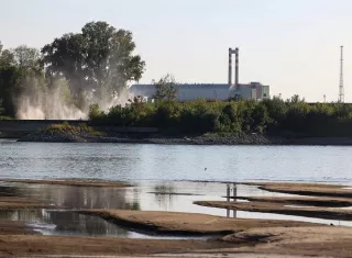 El caudal del río Danubio, que recorre diez países europeos desde Alemania hasta desembocar en el mar Negro, ha caído a mínimos históricos por la falta de lluvias, la reducción del agua procedente del deshielo alpino y las sucesivas oleadas de calor que afectan desde hace semanas a la región.  Foto. EFE