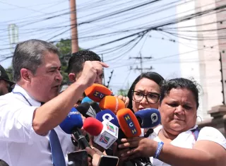 La Fiscalía acusa a Juan Orland Hernández, de 57 años, de fraude y lavado de dinero en un caso abierto en 2023, relacionado con el presunto desvío de unos 10,8 millones de dólares hacia dos fundaciones entre 2010 y 2013, cuando el exmandatario presidía el Parlamento. Foto. EFE