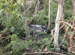 El vehículo quedó zampado entre unos árboles y maleza.  /  Foto: CocleTrafico