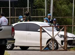 Hallan hombre muerto, atado y torturado dentro de auto en Parque Lefevre