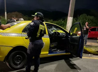 El trabajador del volante murió dentro del selectivo.  / Imagen generada con IA