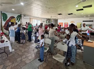La actividad permitió compartir vivencias entre los niños y sus abuelos, resaltando el rol fundamental que desempeñan los adultos mayores dentro de la sociedad. Foto. Cortesía