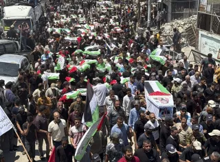  La ciudad de Gaza fue testigo este martes del entierro masivo de 112 miembros de una misma familia, incluidos niños, mujeres, hombres y ancianos, cuyos cadáveres fueron recuperados de entre los escombros después de que el Ejército israelí bombardeara sus casas hace dos años y ocho meses.  Foto. EFE