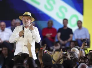 El presidente Luiz Inácio Lula da Silva, destacó que Brasil cuenta con una larga experiencia con las urnas electrónicas y señaló que difícilmente otros países pueden afirmar que tienen un sistema electoral "más honesto" que el brasileño. Foto. EFE