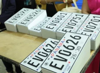 La demora en la fabricación de las nuevas placas obligó a los municipios a emitir permisos temporales mientras miles de conductores siguen esperando las láminas correspondientes al período 2026-2030.