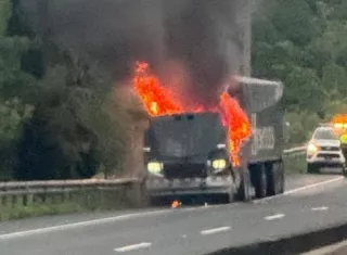 El incidente generó un tranque vehicular, ya que muchos conductores redujeron la velocidad para observar el incendio