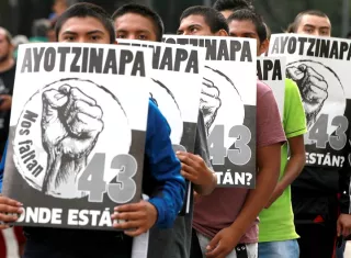 La noche del 26 de septiembre de 2014, 43 estudiantes de la Escuela Rural de Ayotzinapa desaparecieron mientras se dirigían a Ciudad de México para manifestarse por el aniversario de la matanza de Tlatelolco. Foto. EFE