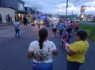 Un grupo de residentes cerró la calle principal de la barriada para exigir respuestas del Miviot. 