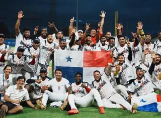 El equipo de béisbol de Panamá luego de conquistar la medalla de oro de los Juegos Centroamericanos y del Caribe. Foto: Fedebeis